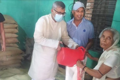 ধামরাইয়ে সাড়ে ৪ হাজার পরিবার পেল চাল