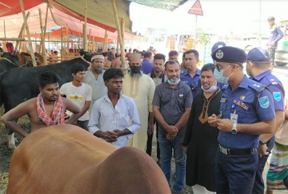 মুন্সীগঞ্জে পশুর হাট পরিদর্শনে পুলিশ সুপার