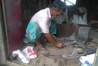 ঈদ উপলক্ষে ব্যস্ততা বেড়েছে কামারপাড়ায়