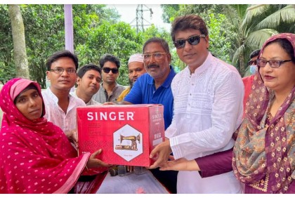 
নাটোরে দুস্থদের মাঝে ঈদসামগ্রী ও বৃক্ষের চারা, সেলাই মেশিন বিতরণ