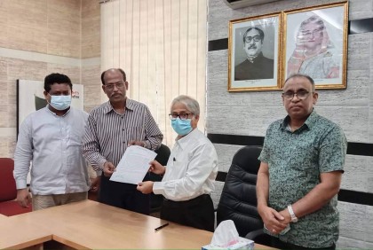 অধ্যাপক মোর্শেদকে বাসা ছাড়ার নোটিশ প্রত্যাহারের দাবিতে উপাচার্যকে সাদা দলের স্মারকলিপি