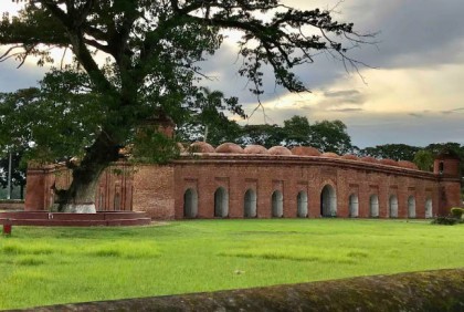 দক্ষিণ পশ্চিমাঞ্চলে ঈদের প্রধান জামায়াত 
ষাটগম্বুজ মসজিদে