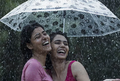 বর্ষায় ত্বকের যত্ন নিতে ভুলে যাচ্ছে না তো? 
