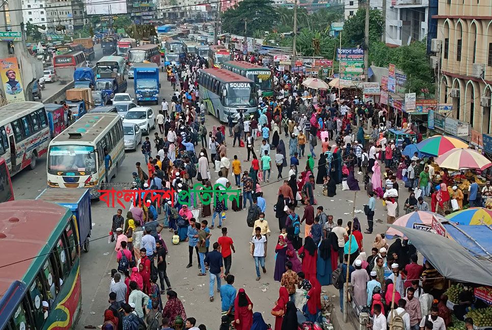 ঢাকা-চট্টগ্রাম মহাসড়কে যানবাহন সংকট, পিকআপে বাড়ি ফিরছে মানুষ
