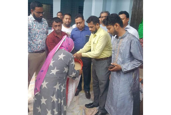 ব্রাহ্মণবাড়িয়ায় অসহায় ও দুস্থ মানুষের মধ্যে চাল বিতরণ