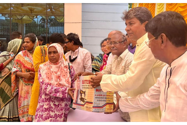 নাটোরে অসহায় নারীদের মাঝে সেলাই মেশিন বিতরণ