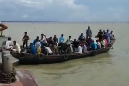 উত্তাল মেঘনা, জীবনের ঝুঁকি নিয়েই ট্রলারে বাড়ি ফিরছে মানুষ