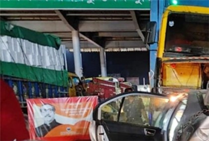 মধ্যরাতে এক্সপ্রেসওয়েতে কাভার্ডভ্যানের সঙ্গে সংঘর্ষে দুমড়েমুচড়ে গেল ৪ প্রাইভেটকার