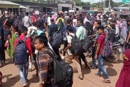 দৌলত‌দিয়া প্রা‌ন্তে ঘরমু‌খো মানু‌ষের ভিড়