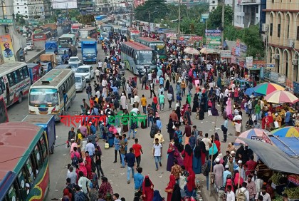 ঢাকা-চট্টগ্রাম মহাসড়কে যানবাহন সংকট, পিকআপে বাড়ি ফিরছে মানুষ