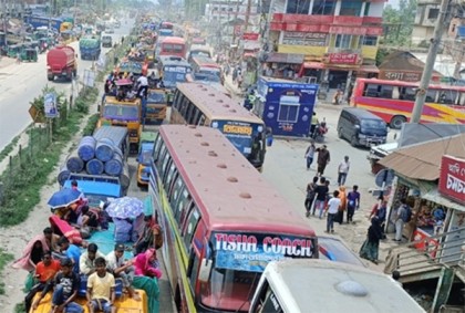ঢাকা-টাঙ্গাই‌ল-বঙ্গবন্ধু সেতু মহাসড়কে ধীরগতিতে চলছে গাড়ি