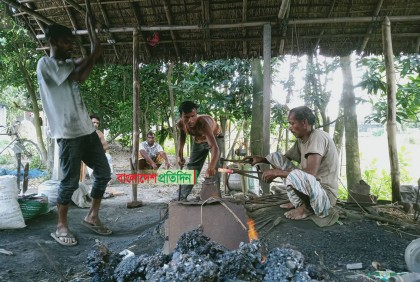 সরগরম হয়ে উঠেছে নীলফামারীর কামার পল্লী