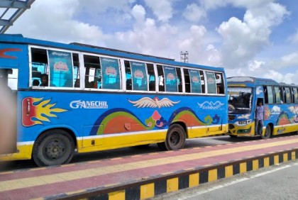 
ঢাকা মুখী গাড়িতে যাত্রী নেই বললেই চলে