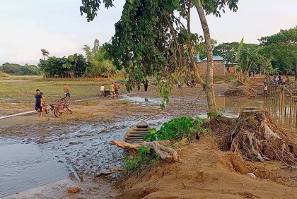 বন্যায় ভেঙেছে ঘর, নেত্রকোনায় নিরাশ্রয় অনেকে