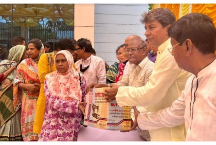 নাটোরে অসহায় নারীদের মাঝে সেলাই মেশিন বিতরণ