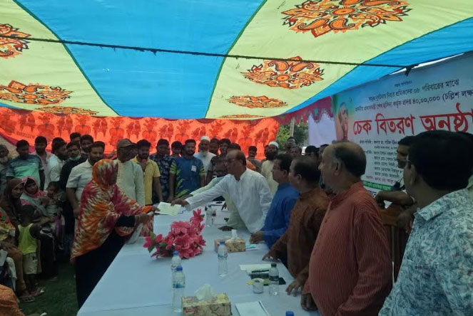 চাঁপাইনবাবগঞ্জে অনুদান পেলো 
সড়ক দুর্ঘটনায় নিহত আট শ্রমিকের পরিবার
