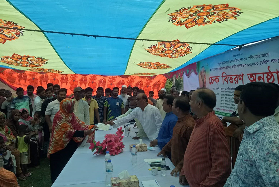 অনুদান পেলেন সড়ক দুর্ঘটনায় নিহত আট শ্রমিকের পরিবার