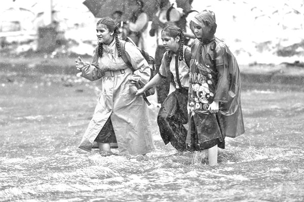 ভারী বর্ষণে মুম্বাইয়ে বন্যা রেড অ্যালার্ট জারি