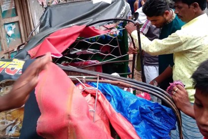 দুই সিএনজির মুখোমুখি সংঘর্ষে নারীর হাত বিচ্ছিন্ন 