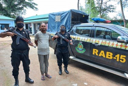 অস্ত্র ও গুলিসহ টেকনাফের শীর্ষ মাদক ব্যবসায়ী গ্রেফতার
