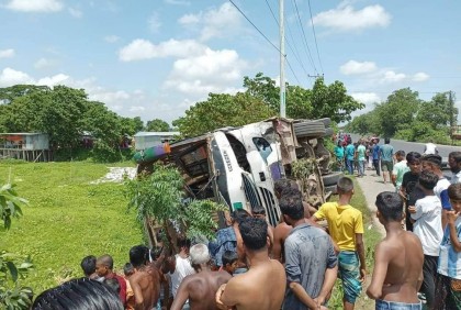 কুমিল্লায় বাস উল্টে মোটরসাইকেলের ৩ আরোহী নিহত 