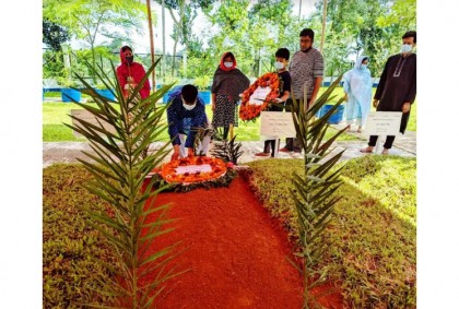 স্ত্রীর কবরের পাশেই শায়িত হলেন কালজয়ী সুরকার আলম খান