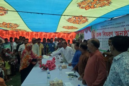 চাঁপাইনবাবগঞ্জে অনুদান পেলো 
সড়ক দুর্ঘটনায় নিহত আট শ্রমিকের পরিবার