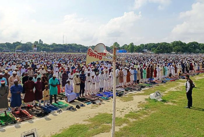 দিনাজপুরের 
গোর-এ শহীদ মাঠে ঈদ জামাতে লাখো মুসল্লির আদায়