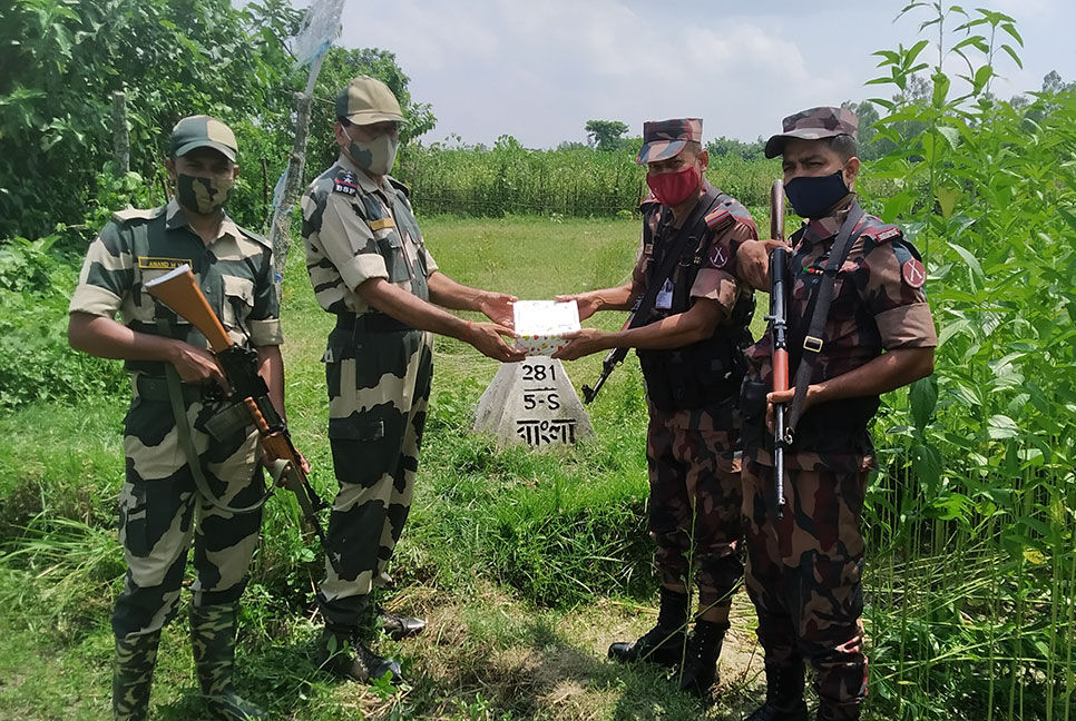 পাঁচবিবি সীমান্তে বিজিবি-বিএসএফ ঈদ শুভেচ্ছা বিনিময়