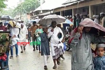 নেত্রকোনায় বৈরী আবহাওয়া উপেক্ষা করেই ঈদ জামাত অনুষ্ঠিত