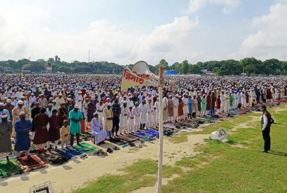 দিনাজপুরের 
গোর-এ শহীদ মাঠে ঈদ জামাতে লাখো মুসল্লির আদায়