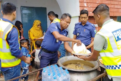সিলেটে ঈদের দিনেও বানভাসি মানুষের পাশে জেলা পুলিশ