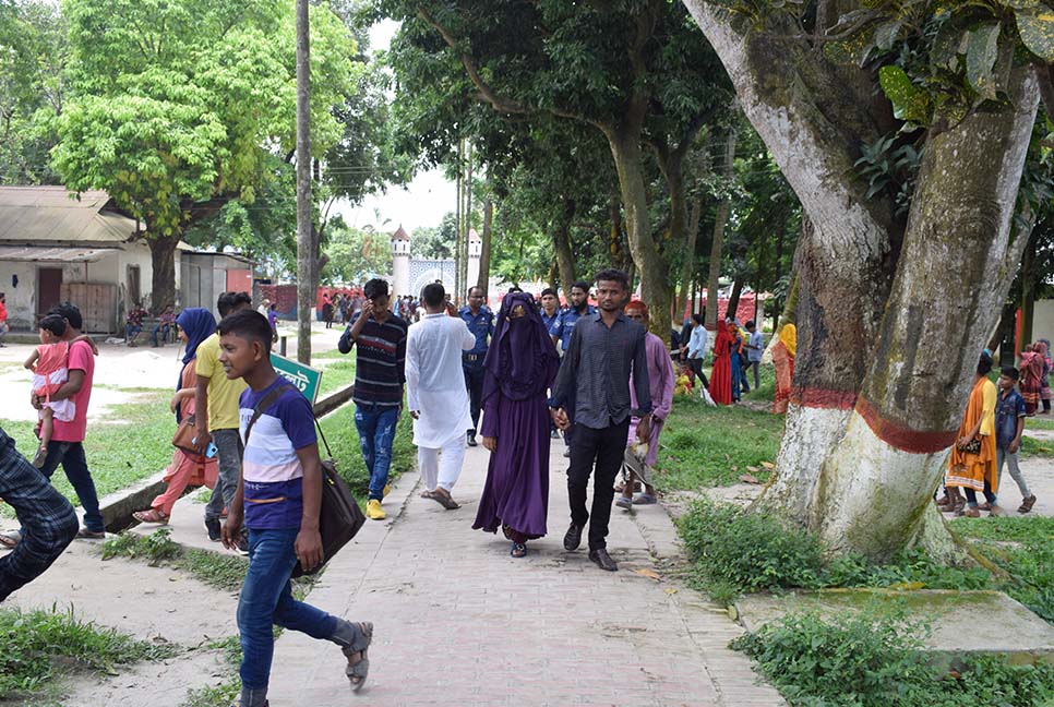 রংপুরে বিনোদন কেন্দ্রে মানুষের ভিড়