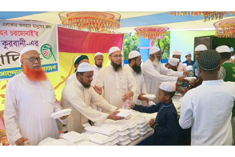 ঈদ উপলক্ষ্যে বন্যায় ক্ষতিগ্রস্তদের রান্না করা খাবার বিতরণ 