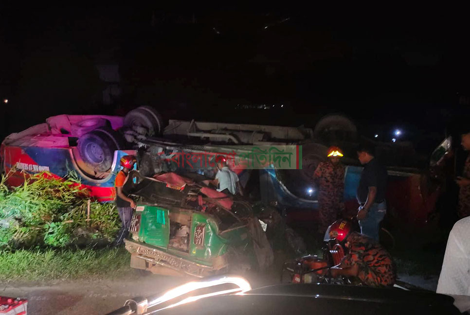 পটিয়ায় বাসচাপায় সিএনজিচালিত অটোরিকশার ৫ যাত্রী নিহত