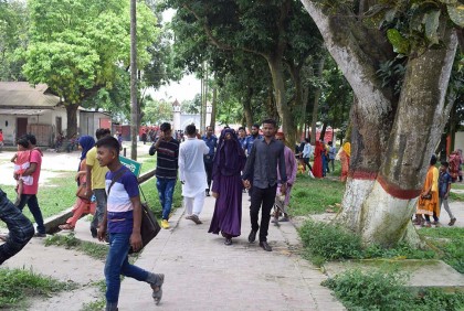রংপুরে বিনোদন কেন্দ্রে মানুষের ভিড়