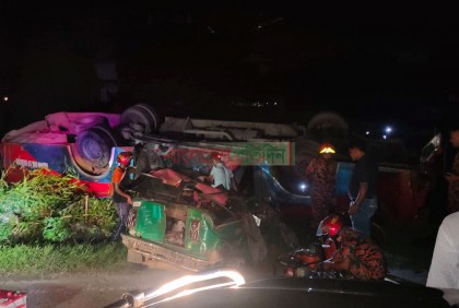 পটিয়ায় বাসচাপায় সিএনজিচালিত অটোরিকশার ৫ যাত্রী নিহত