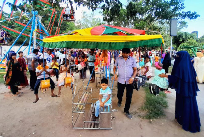 ঈদের ছুটিতে বগুড়ায় বিনোদন 
কেন্দ্রে মানুষের ভিড়