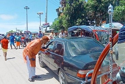 কুয়াকাটায় যানজট নিরসনে সড়কে পৌর মেয়র