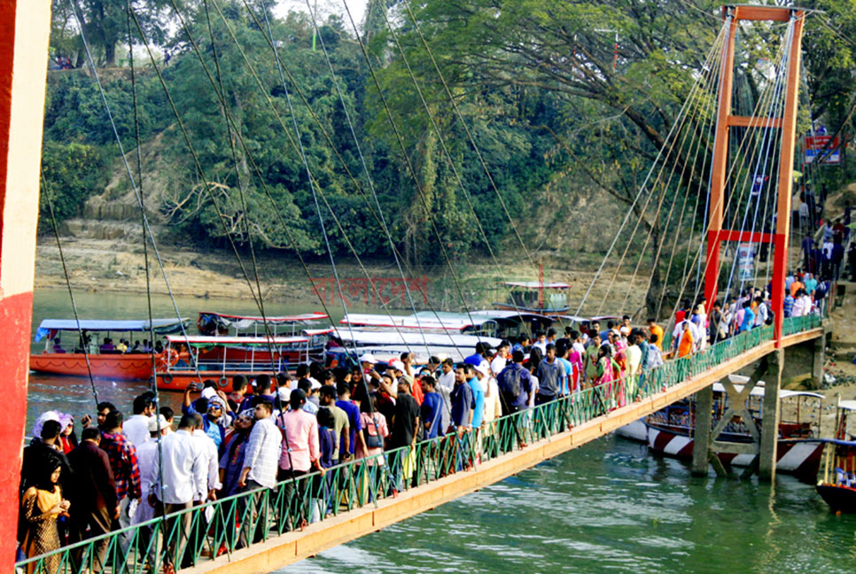 রাঙামাটির পাহাড়ে পর্যটকের ঢল