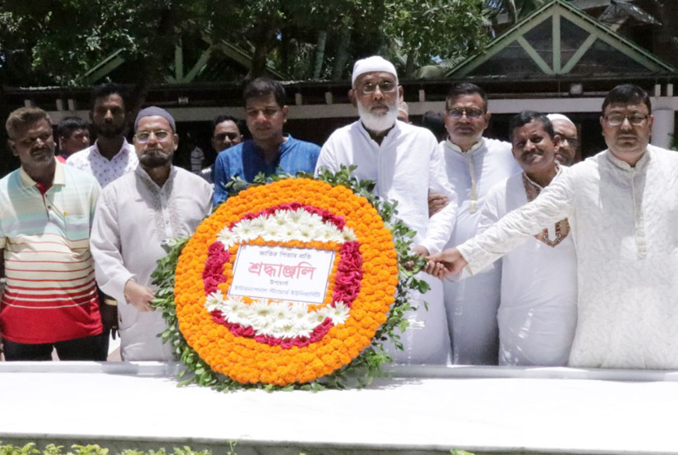 বঙ্গবন্ধু শেখ মুজিবুর রহমানের সমাধিতে আইএসইউ উপাচার্যের শ্রদ্ধা 
