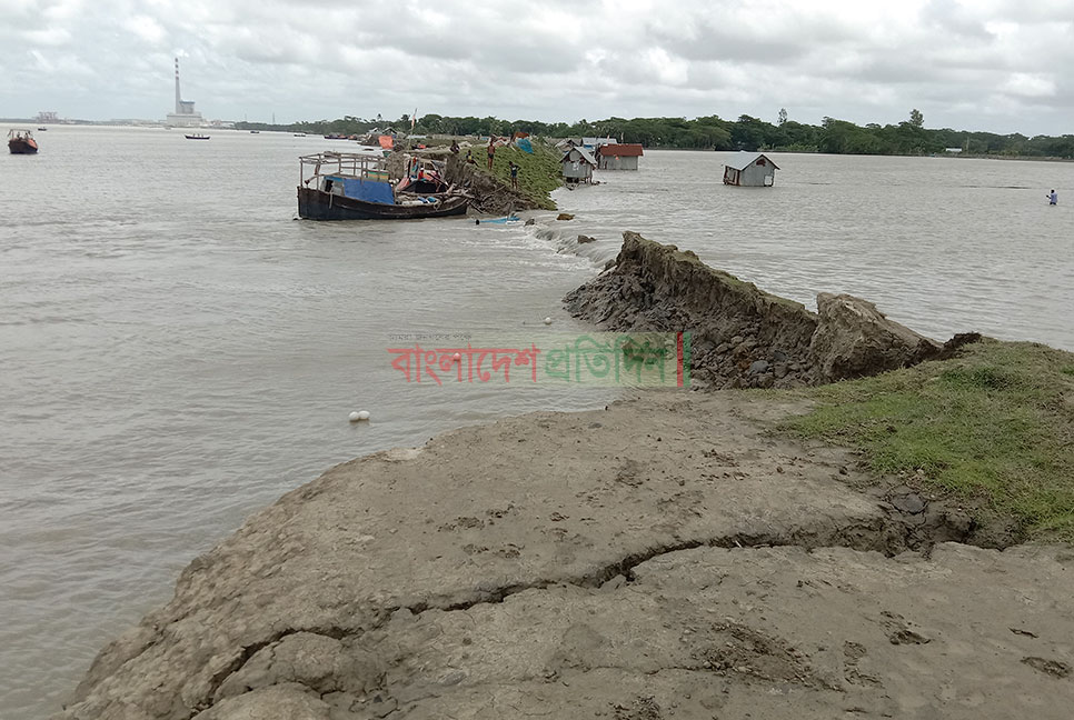 বুড়িশ্বর নদীর বেড়ীবাঁধ ভেঙ্গে ৭ গ্রাম প্লাবিত