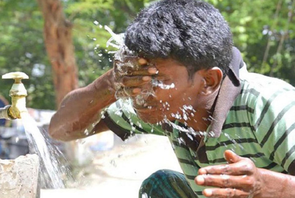 তীব্র গরমে দিনাজপুরের মানুষ অতিষ্ঠ