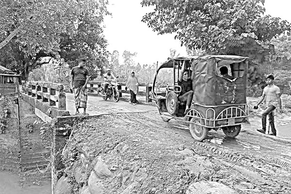 বেহাল সেতুতে দুর্ভোগ