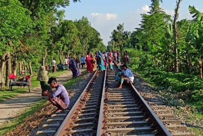 জয়পুরহাটে ট্রেনের ধাক্কায় একজনের মৃত্যু
