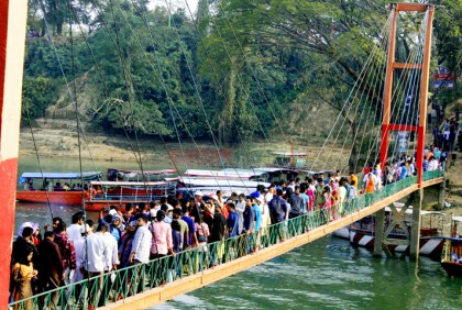রাঙামাটির পাহাড়ে পর্যটকের ঢল