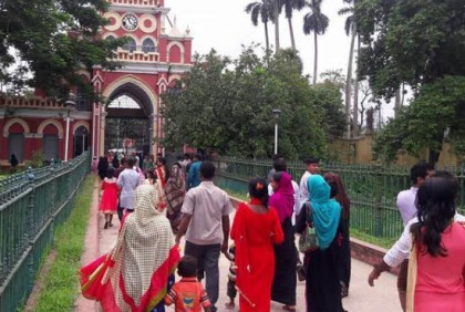 দর্শনার্থীদের পদচারণায় মুখরিত নাটোরের বিনোদন কেন্দ্রগুলো