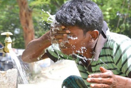 তীব্র গরমে দিনাজপুরের মানুষ অতিষ্ঠ