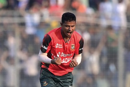 ওয়ানডেতে প্রথম উইকেট পেলেন নাসুম