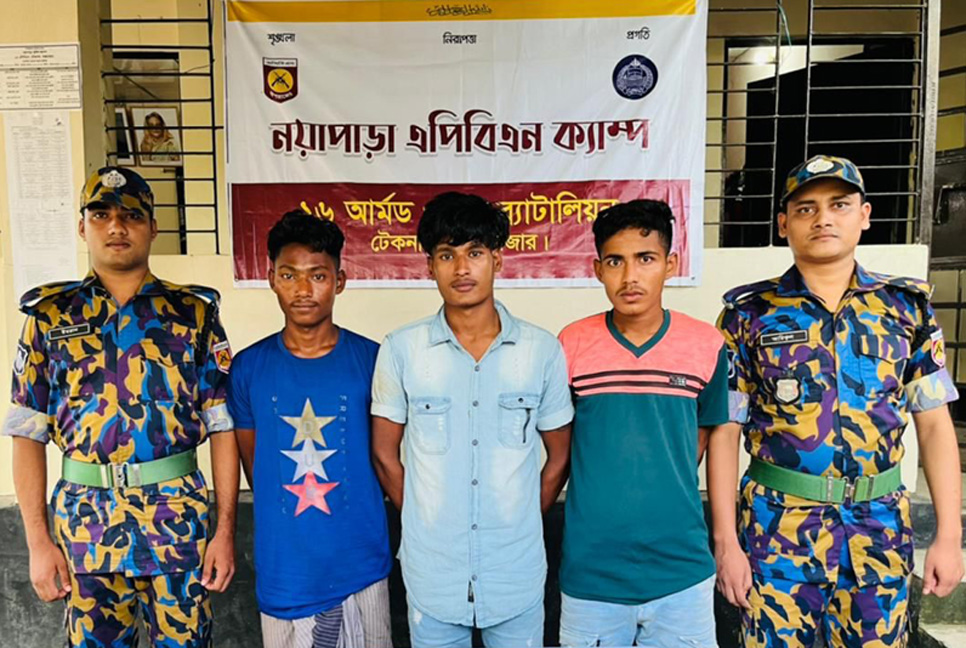 টেকনাফে রোহিঙ্গা ক্যাম্পে অস্ত্র-গুলিসহ তিনজন গ্রেফতার 

